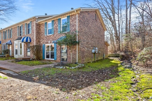 Building Photo - 513 Williamsburg Dr
