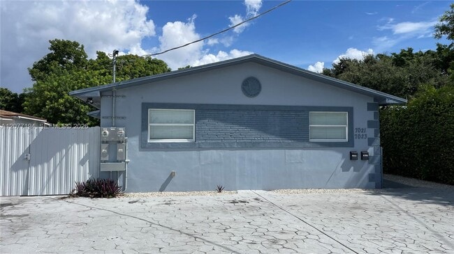 Building Photo - 7021 SW 22nd St Unit 7021