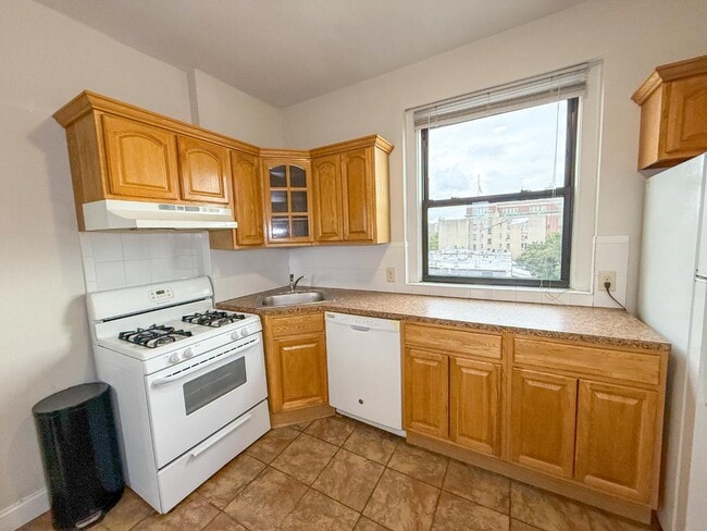 Building Photo - 553 E 188th St
