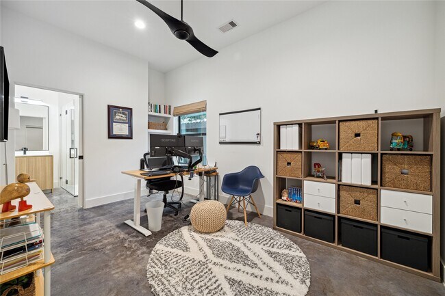 Photo - 711 Memorial Heights Dr