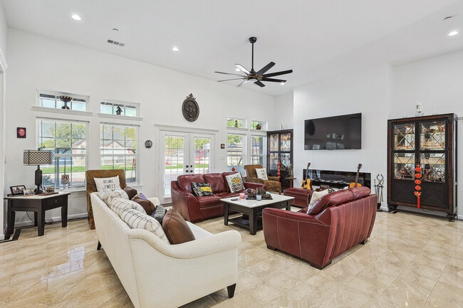 Photo - 705 E Oates Rd