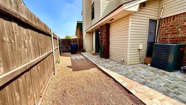 Photo - 6715 Lyrewood Ln