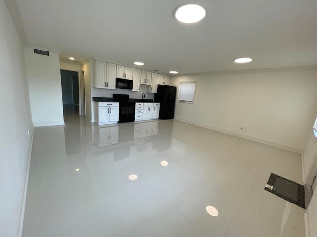 Building Photo - 1225 NW 21st St Unit 15-1505 Rental