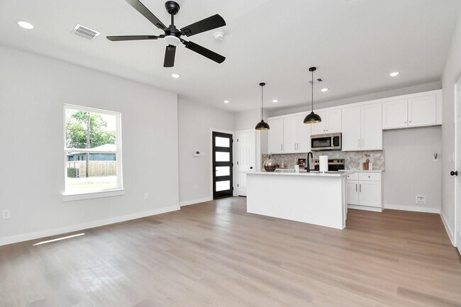 Photo - 7926 Gladstone St