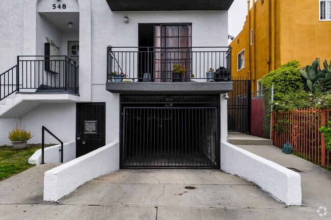 ¡Garaje - Renovated Townhome Apartments in Prime Vir...