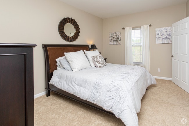 2BR, 2BA - 920 SF - Bedroom