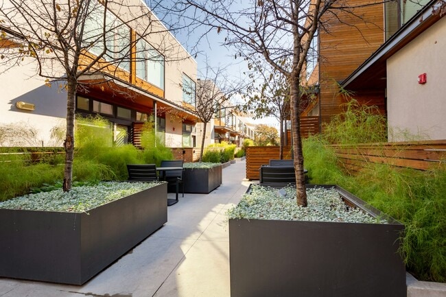 Building Photo - 2002 E 7th St Unit 205