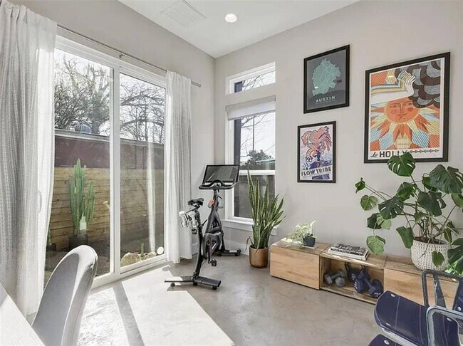 2709 E 3rd St Unit 2