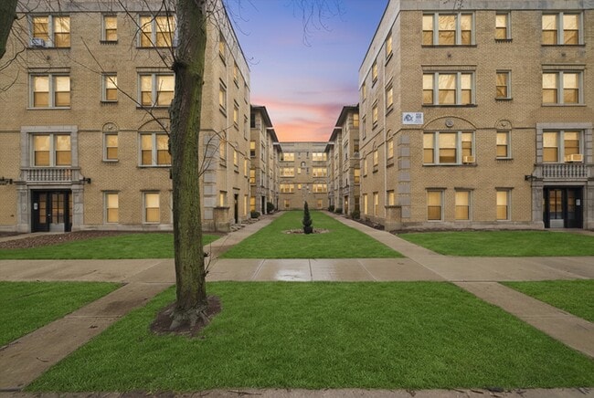 Photo - 7520 N Seeley Ave Unit 2W