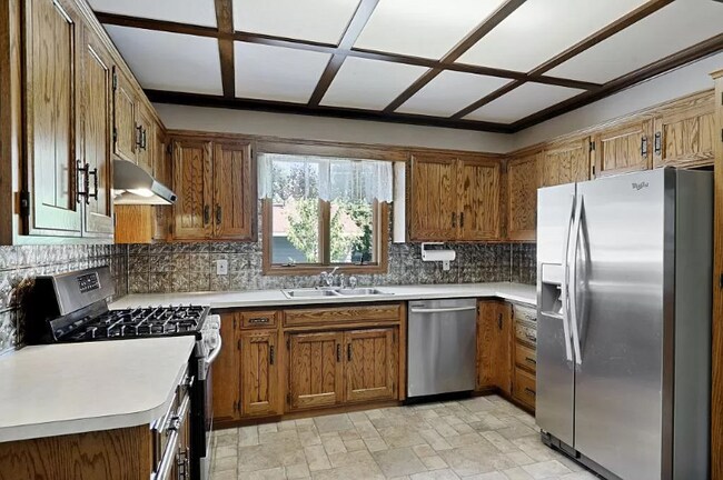 Photo - 212 Lake St E