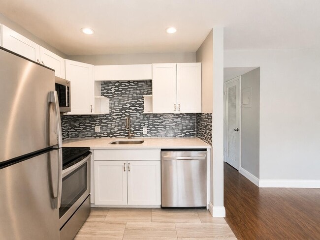 Building Photo - 119 Sussex F Unit 119