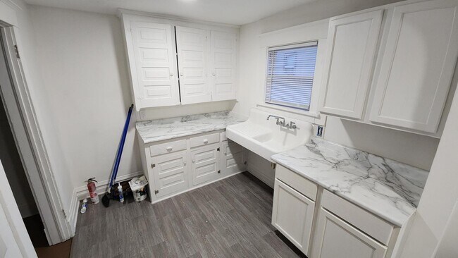 320 W Vine St