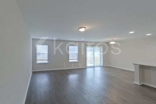 Photo - 100 St Matthew Wy