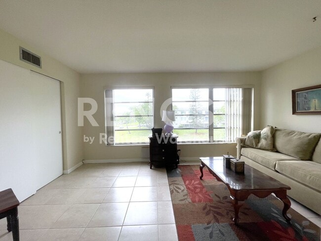 Photo - 2042 Australia Way W