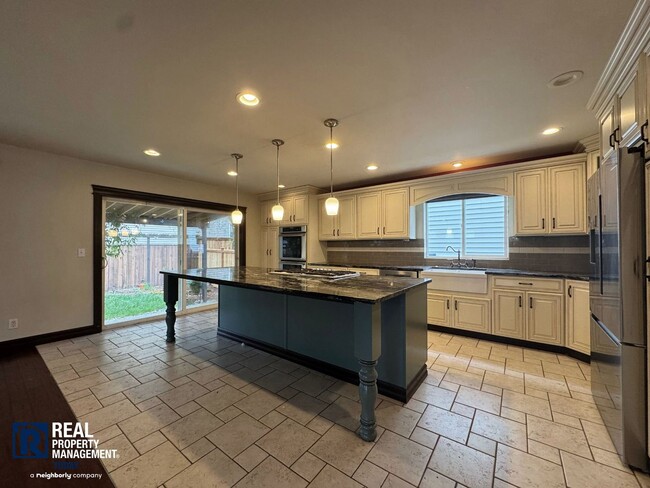 Photo - Spacious 4 Bed / 3 Bath Home with Loft, Fenced Yard & Covered Patio in Puyallup!