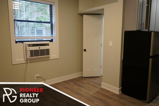 Building Photo - 503 W Belmont Ave Rental