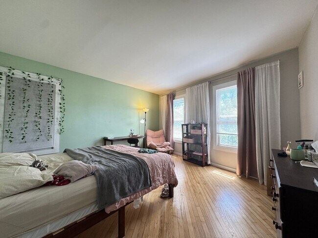 Photo - Sprawling 2BR in Queen Anne Victorian | Enormous Living Room | Walk-In Closets | East Rock Unidad 3
