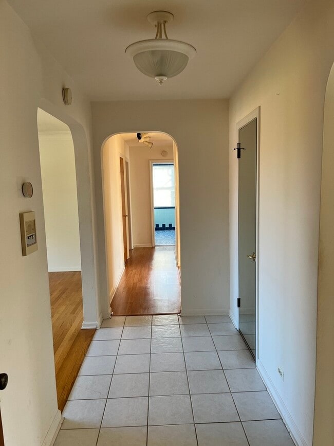 Building Photo - 2553 W North Shore Ave