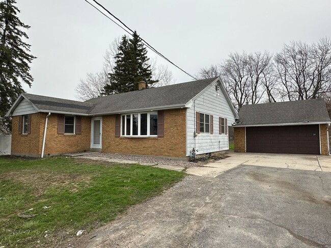 Building Photo - 2791 N Forest Rd