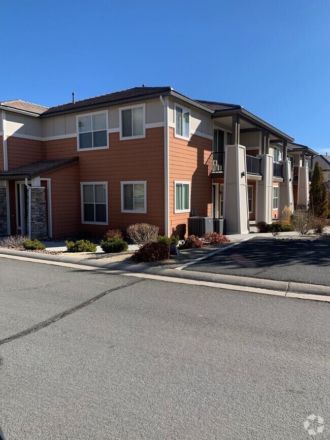 Building Photo - UNFURNISHED - GATED - NO YARD TO MAINTAIN ... Rental