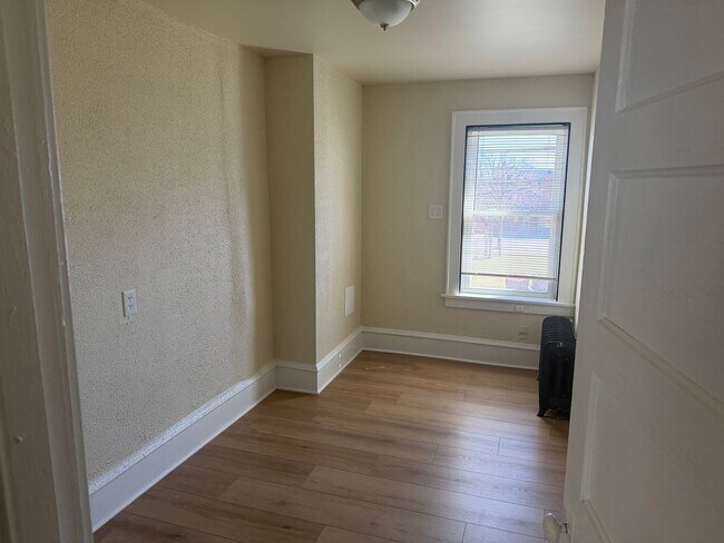 Photo - 815 E Locust St Unit 813 E Locust St (Front Upper)