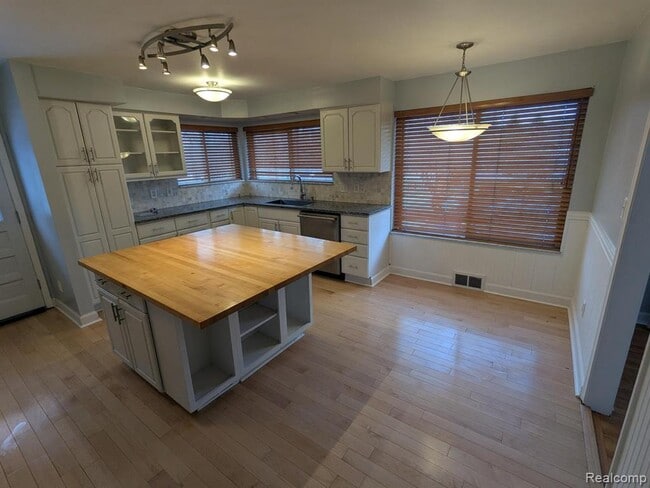 Photo - 5155 Greenview Dr