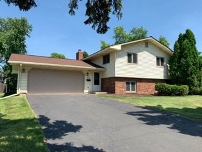 4bd 2ba 2car garage nice NE Minneapolis ne... - 4bd 2ba 2car garage nice NE Minneapolis ne... House