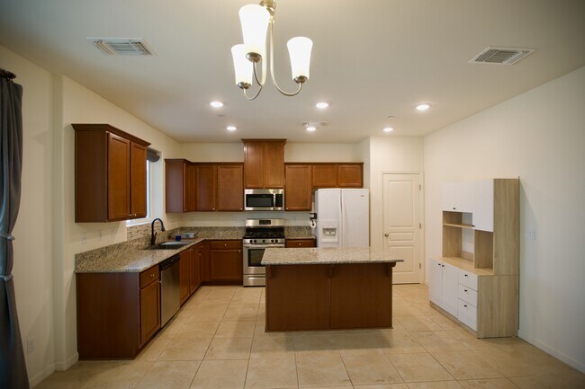 Photo - 2015 N Hall Ct