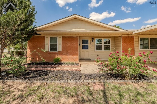 Building Photo - 1400 Phoenix Dr