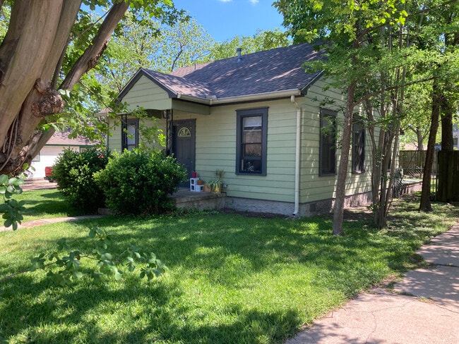 Vista lateral del lado oeste de la casa 21/04/2021 - 1307 E 28th St