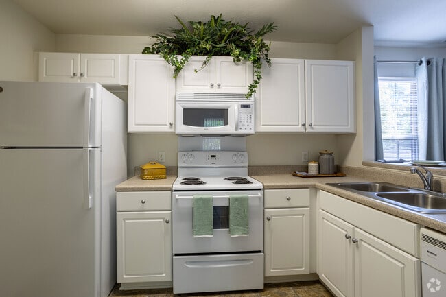 Kitchen 1 - The Retreat at Garden Lake