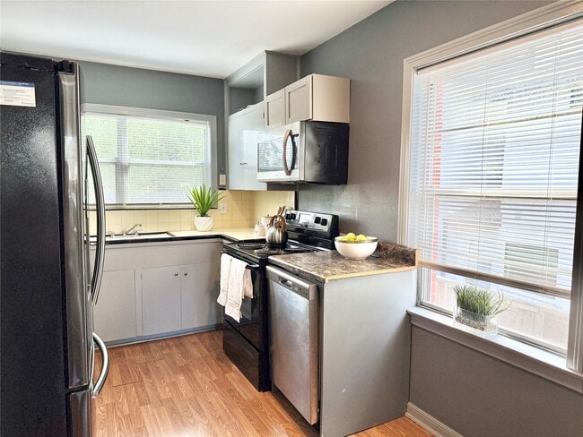 Building Photo - 2027 Sheridan St