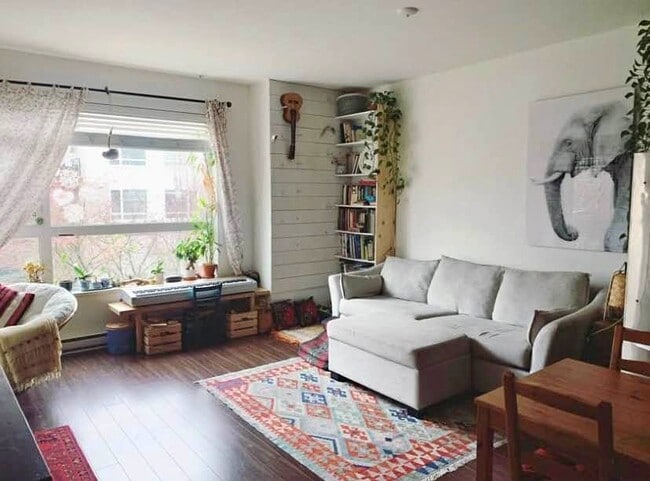 Photo - 2351 Kelly Av