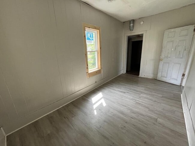 Photo - 820 W 1st St