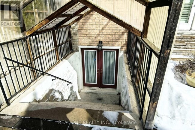 Photo - 301 Weldrick Rd E