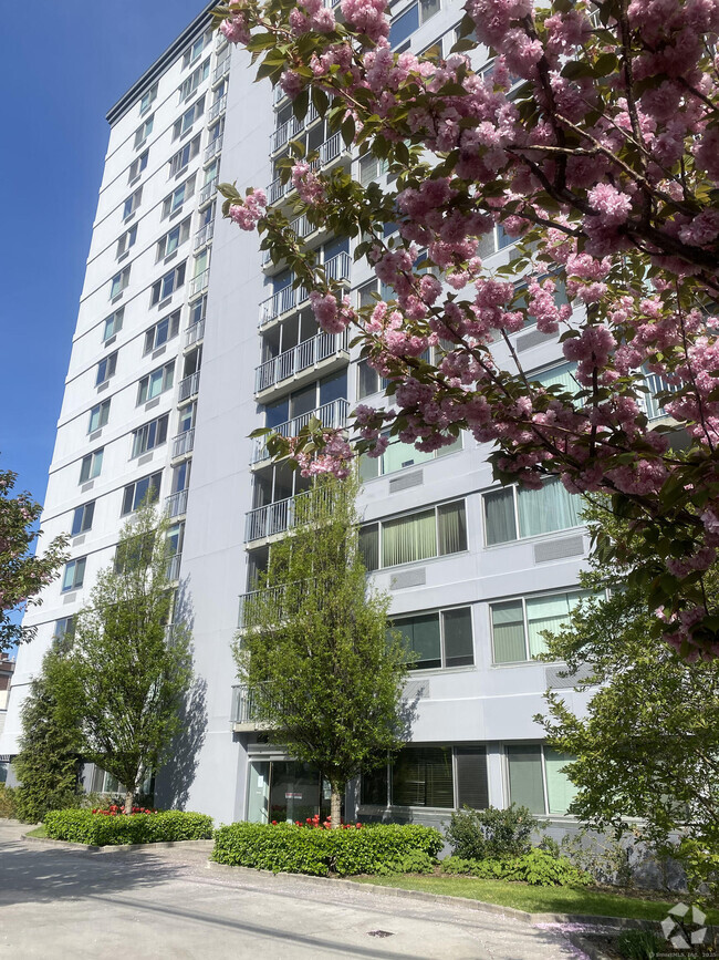 Building Photo - 1 Strawberry Hill Ave Unit APT 4H