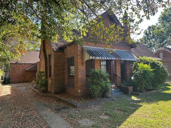 Building Photo - 3377/3379 Lexington Road Unit 3377 Lexington Duplex-150