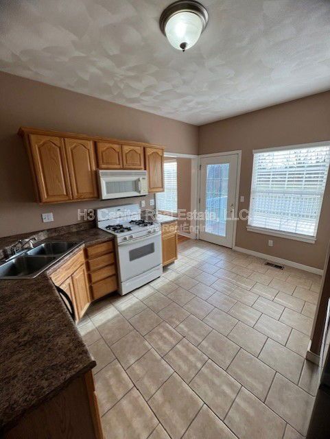 Photo - 1016 Steven Dee