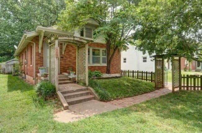 Building Photo - Spacious 3-Bedroom, 1-Bathroom Home AVAILABLE NOW!!
