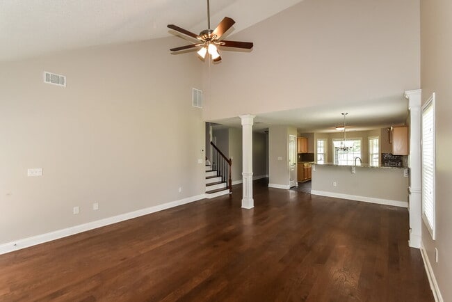 Photo - 709 Williamsburg Ct