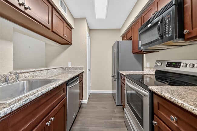 Building Photo - 6111 Beverly Hill St Unit 28