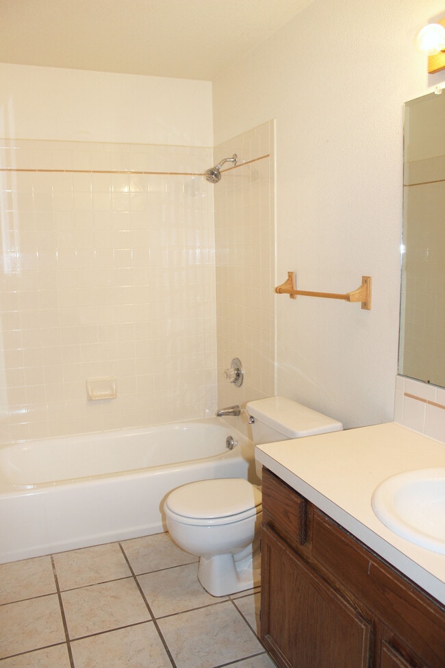 Upper Bathroom - 1025 Centennial Dr