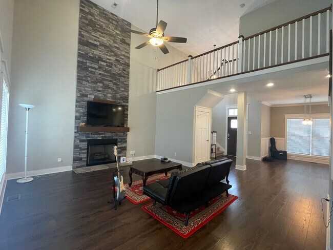 Photo - 5 Bedroom 3 1/2 Bath Home For Rent!