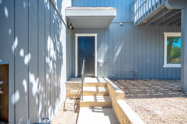 Front Entry - 680 Morro St Unit B