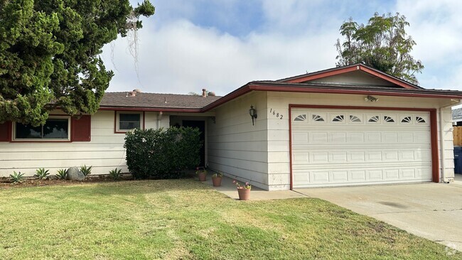 Building Photo - 4 bedroom in Escondido with backyard w poo... Rental