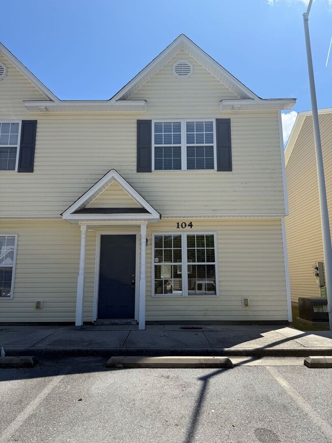 Building Photo - 2 bedroom, 2.5 Bath Townhouse