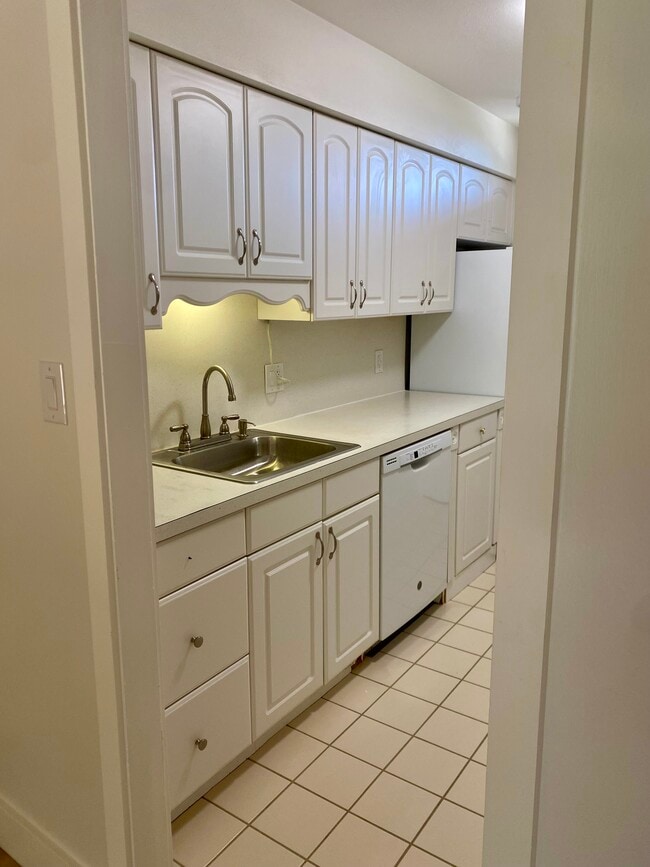 kitchen - 700 Melrose Ave