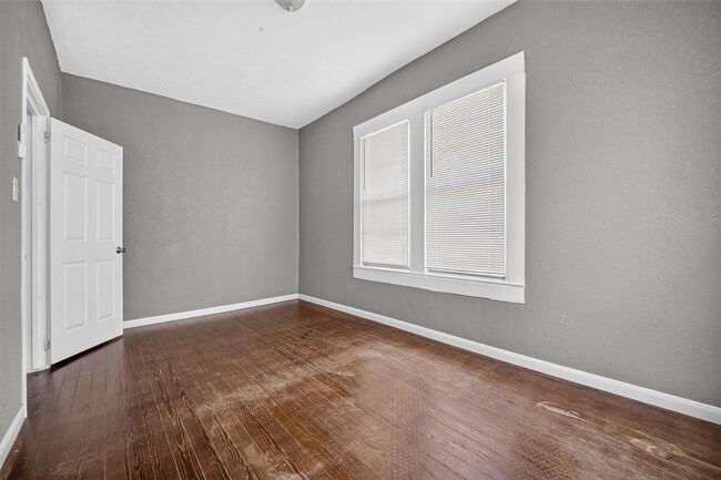 Photo - 3010 Garrow St