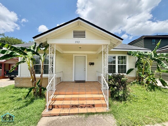 Cozy and Bright 3bedroom/1bath Vintage cha... - Cozy and Bright 3bedroom/1bath Vintage cha... Casa