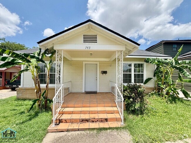 Building Photo - Cozy and Bright 3bedroom/1bath Vintage cha... Rental